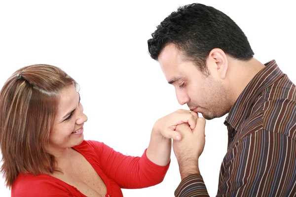Муж целует руку улыбающейся жены — стоковое фото