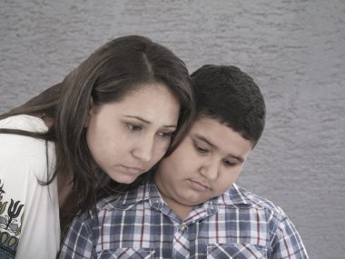 Anne ve oğlu üzgün bir ifade ile