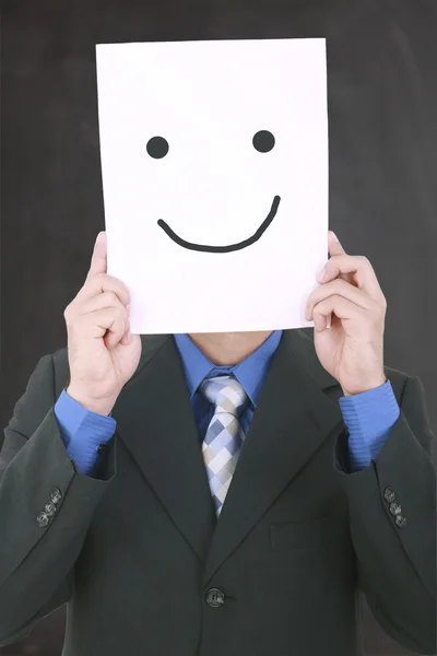 Junger Geschäftsmann versteckt sein Gesicht mit einer weißen Plakatwand mit einem — Stockfoto