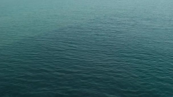 Vagues en mouvement à partir du coucher du soleil 