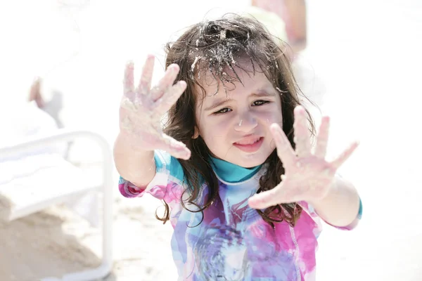 Niña jugando con arena . — Foto de Stock