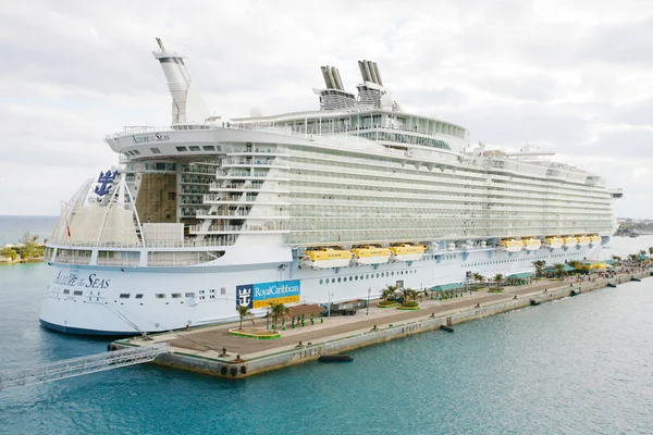 Nassau, Bahamalar-Şubat 4 royal caribbean, allure docke denizlerin — Stok fotoğraf