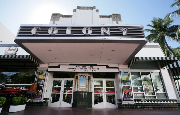 Miami, usa - 1. feb: berühmtes kolonie art deco theater renoviert für — Stockfoto