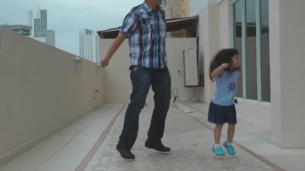 Jeune fille dansant avec son père sur le pont à l'extérieur . — Video