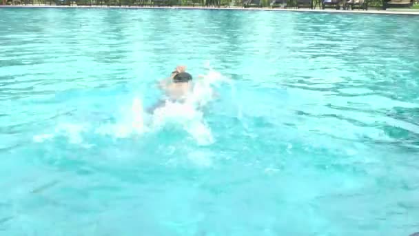 Competitive swimmer practicing laps in a pool — Stock Video