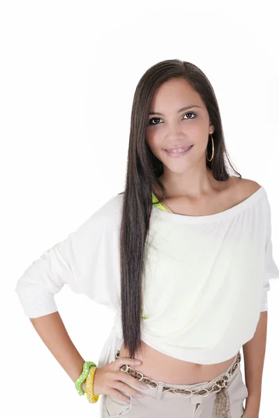Schattig hispanic tienermeisje met accolades en een grote glimlach — Stockfoto
