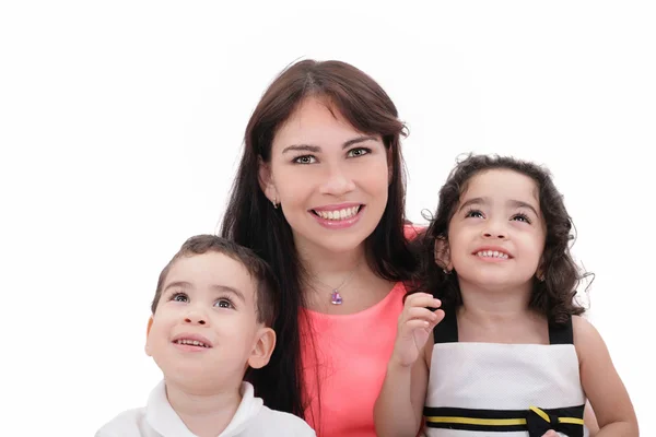 Mãe, filho e filha em um abraço feliz em um backgroun branco — Fotografia de Stock