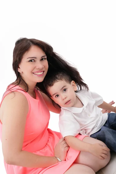 Bonitas mujeres jóvenes con su hijo aislado — Foto de Stock