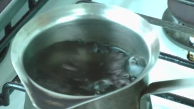 kaynar su hazır kahve, çay veya çikolata koymak