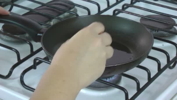 Uovo che viene messo in una padella in cucina — Video Stock