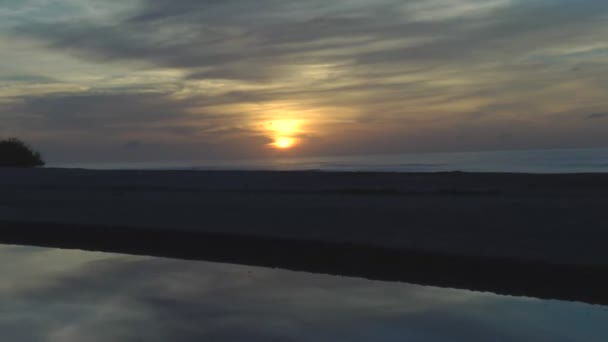 Μια νέα αυγή ημέρα, υψηλής υψόμετρο στην παραλία, και αντανακλά στον ποταμό, χρονική — Αρχείο Βίντεο