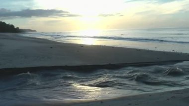 nehir üzerinde gündoğumu ile Peyzaj ve akış plaj