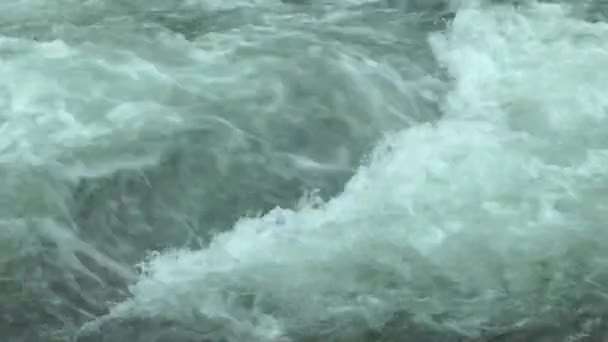Große turbulente Wasser fließt Nahaufnahme — Stockvideo