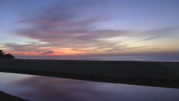 日出明亮和多彩通过沙滩和可折回襟河. — 图库视频影像