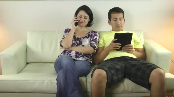 Pareja usando smartphone y tablet — Vídeos de Stock