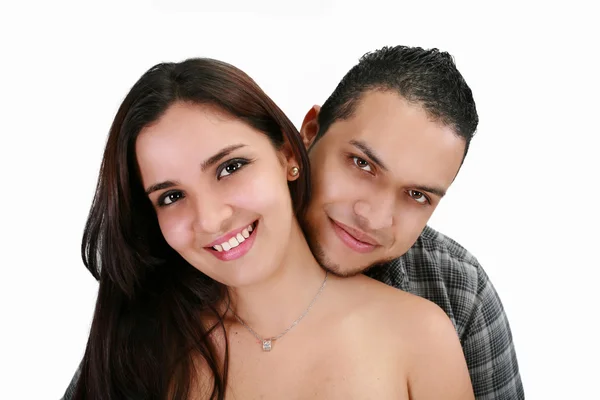 Joyeux sourire jeune couple latin isolé sur fond blanc — Photo