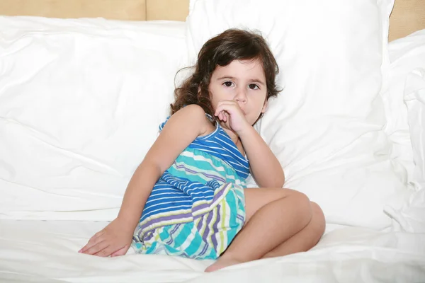 Gyönyörű kislány szopja a hüvelykujját lefekvés előtt — Stock Fotó
