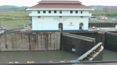 Panama city, panama - 5 Mayıs: kapıları açma erişim için izin verilen bir gemi üzerinde 5 Mayıs 2013 panama City, panama kanalı yoluyla panama. yaklaşık 200 yolculukları kanal her yıl transit..