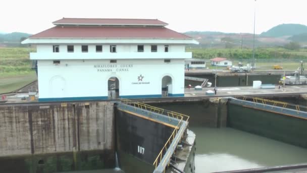 Panama - ca 2013: miraflores låser i panama kanalen som förbinder Atlanten och Stilla havet. den marina trafikledningscentralen fungerar 24 timmar, 7 dagar för att säkerställa att Panamakanalen går smidigt — Stockvideo