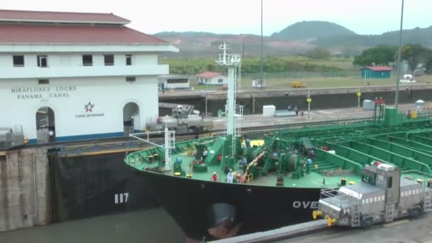 CIUDAD DE PANAMÁ, PANAMÁ - 5 DE MAYO: Gran barco entra en el Canal de Panamá Miraflores Locks el 5 de mayo de 2013 en Ciudad de Panamá, Panamá . — Vídeo de stock