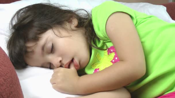 Un gros plan d'une belle petite fille qui dort paisiblement . — Video