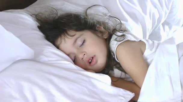 Primer plano de niña durmiendo en la cama — Vídeo de stock