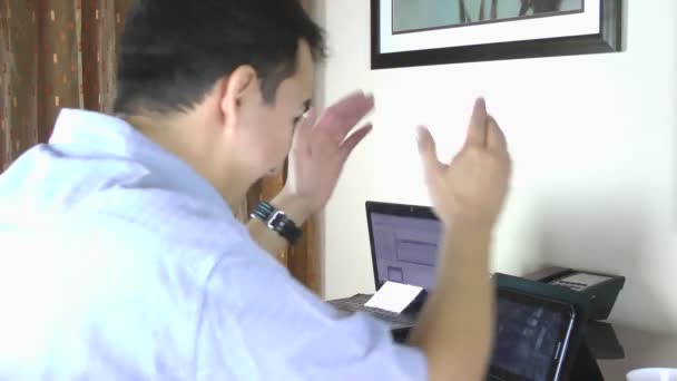 Empresário animado levantando as mãos depois de ler uma boa notícia — Vídeo de Stock