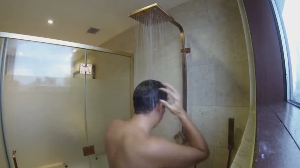 Man onder de douche — Stockvideo