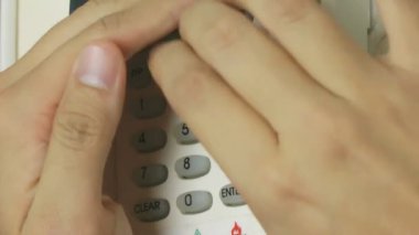 Alarm sistemi üzerinde elle kapsayan PIN kodunu dönüm