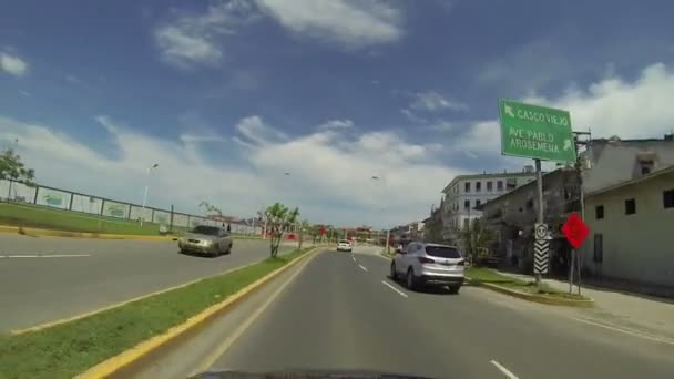 Casco Viejo, Panama 'da çarpıcı bir siluet üzerinde trafik hareketi. — Stok video