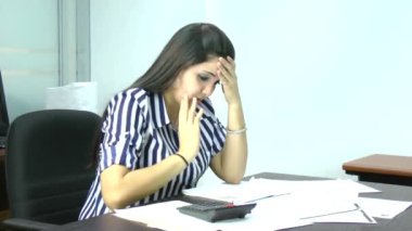 kadın çok borcu olan sinirli