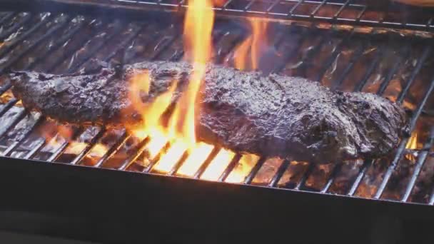 Steak sizzle on flaming and smoking grill — Stock Video