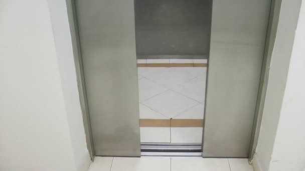Femme utilise ascenseur — Video