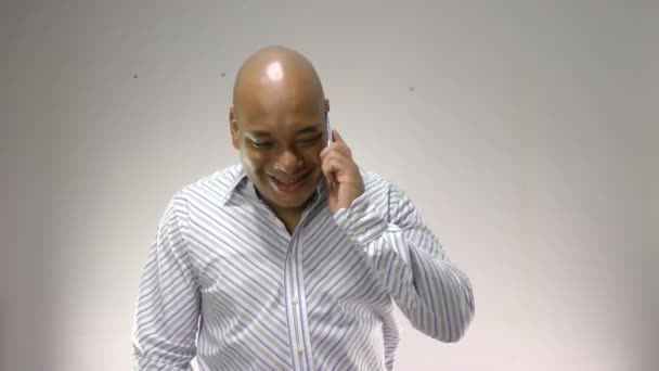 Νεαρός αφρικανική επιχειρηματίας, μιλώντας στο σπίτι για το κινητό年轻的非洲商人在家里说话在移动设备上 — 图库视频影像