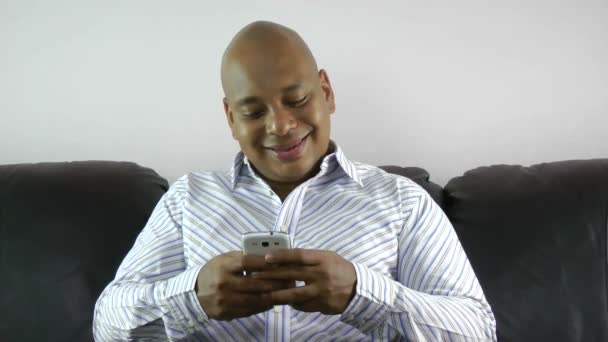 Afrika kökenli Amerikalı işadamı akıllı telefon e-posta göndererek evde kullanma — Stok video