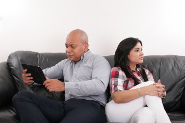 bir çift kanepede otururken tartışmayı