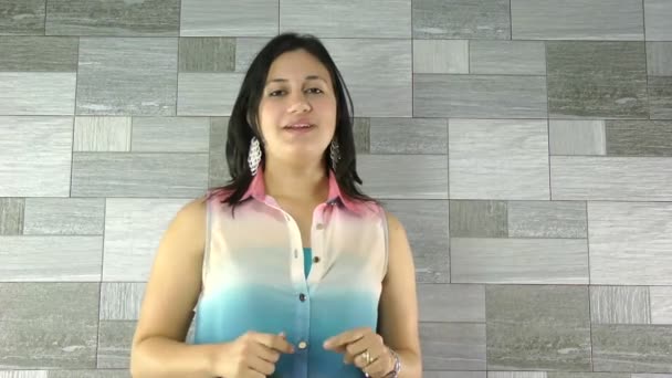 Mujer de negocios bonita dando presentación — Vídeo de stock