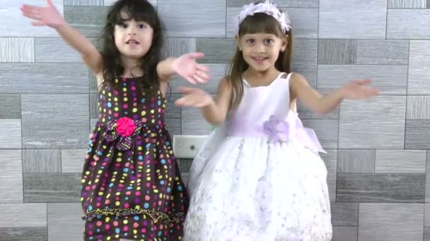 Little girls sending kisses — Stock Video