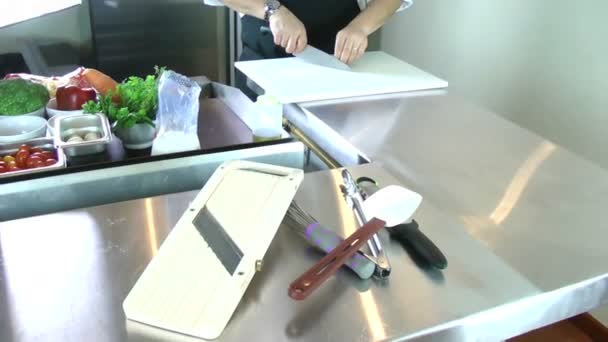 Chef taglio aglio in una cucina professionale — Video Stock