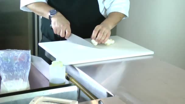 Chef trabajando en la cocina picando champiñones — Vídeo de stock