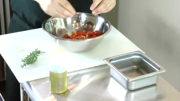 Chef préparant des herbes fraîches et des tomates pour des steaks barbecue grillés — Video