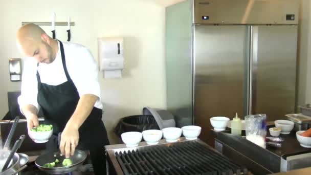 Cocinero cocinando verduras en sartén — Vídeo de stock