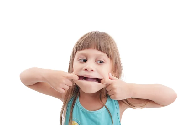 Маленька дівчинка робить дивне обличчя на білому тлі — стокове фото