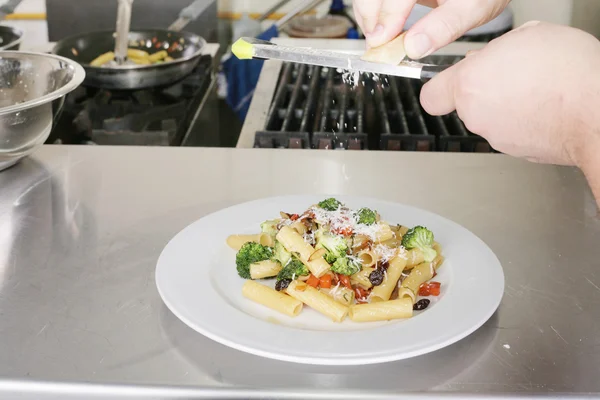 इटालियन जेवण. शेफ भाजीपाला एक रॅगेटोनी ओलांडून पार्मेसन ठेवणे — स्टॉक फोटो, इमेज