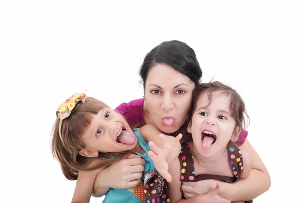 Μητέρα και δύο κόρη τράβηγμα αστεία όψεις σε κάμερα — Φωτογραφία Αρχείου