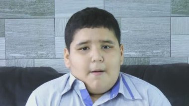 sessizlik hareketi ile küçük çocuk