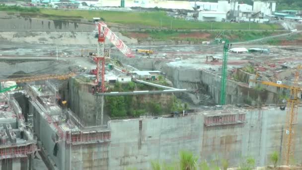 Déplacement de la grue dans une grande zone de construction — Video