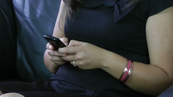 Businesswoman sending sms on mobile phone — Stock Video