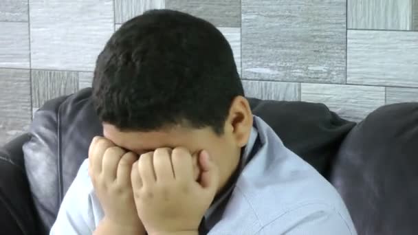 Rapaz alérgico a coçar os olhos — Vídeo de Stock