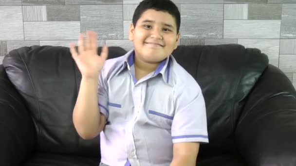Мальчик машет на прощание — стоковое видео